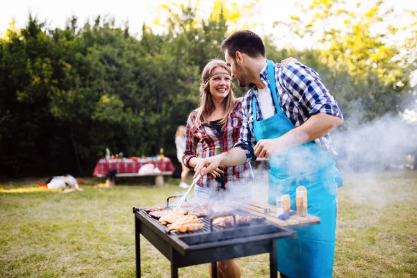 Szczęśliwy Studentów Grill Letni Dzień Lesie — Zdjęcie stockowe