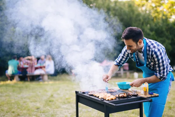 Knappe Jongeman Voorbereiding Barbecue Voor Vrienden — Stockfoto