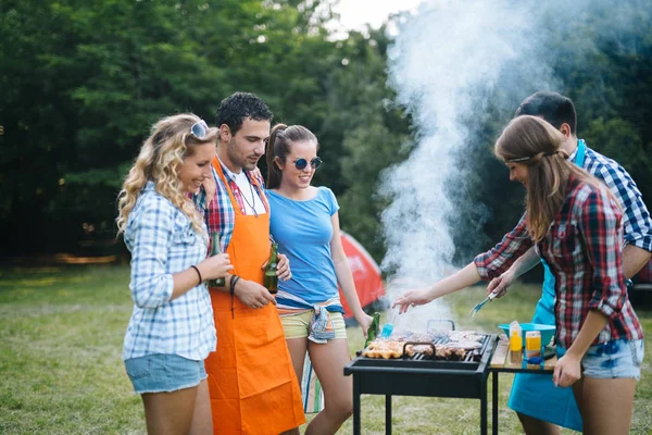 Jóvenes Haciendo Una Barbacoa Naturaleza — Foto de Stock