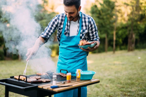 Knappe Gelukkig Man Barbecue Buitenshuis Voorbereiden Met Vrienden — Stockfoto