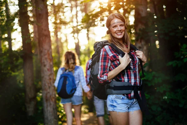 Pessoas Explorando Floresta Como Recreação Hippie Mulher Olhando Para Câmera — Fotografia de Stock