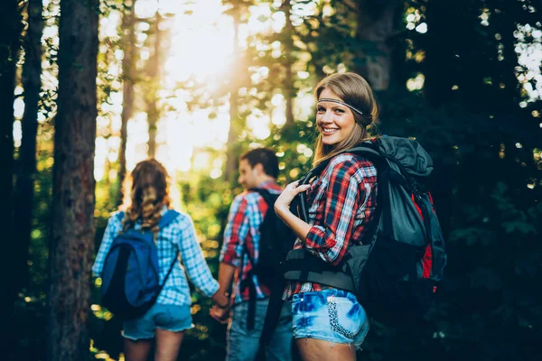 Ludzie, trekking w lesie — Zdjęcie stockowe