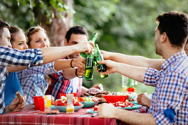 Amigos comer ao ar livre e se divertindo — Fotografia de Stock