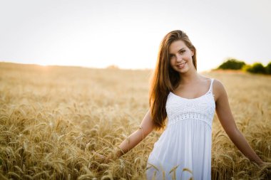 Genç, güzel, mutlu bir kadın doğada vakit geçiriyor.