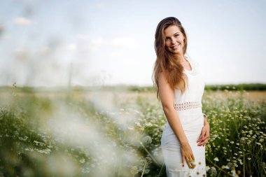 Genç, güzel, mutlu bir kadın doğada vakit geçiriyor.