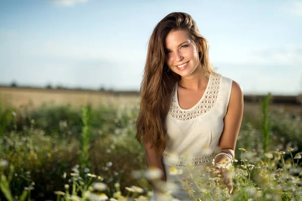 Jong Mooi Gelukkig Vrouw Besteden Tijd Natuur — Stockfoto