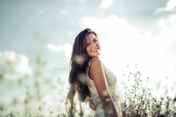 Genç Güzel Mutlu Bir Kadın Doğada Vakit Geçiriyor — Stok fotoğraf