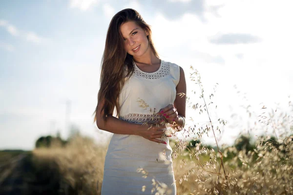 Jong Mooi Gelukkig Vrouw Besteden Tijd Natuur — Stockfoto