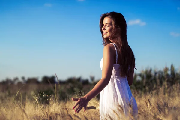 Jong Mooi Gelukkig Vrouw Besteden Tijd Natuur — Stockfoto