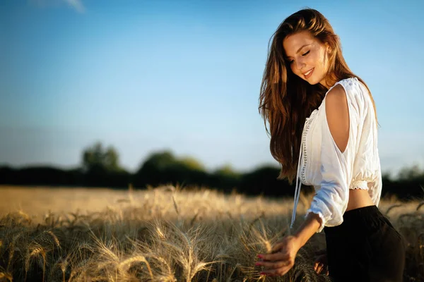 Young Beautiful Happy Woman Spending Time Nature — Stock Photo, Image