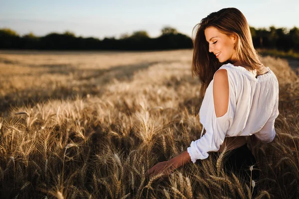 Young Beautiful Happy Woman Spending Time Nature — Stock Photo, Image