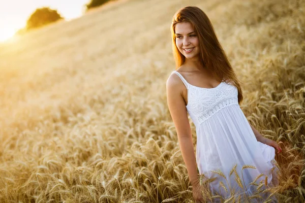 Jovem Bela Mulher Feliz Passar Tempo Natureza — Fotografia de Stock