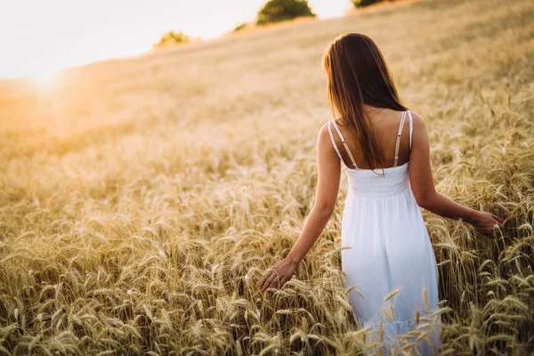 Giovane Bella Donna Felice Trascorrere Del Tempo Natura — Foto Stock