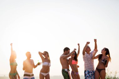 Yaz tatili sırasında gün batımında parti arkadaşları