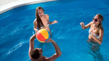 Grup havuzda parti mutlu insan