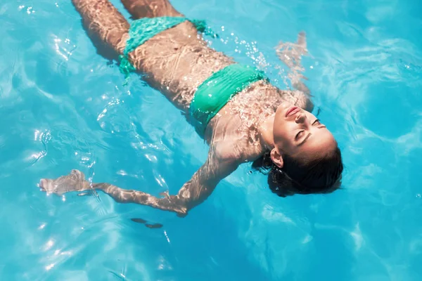 Wanita Cantik Yang Eksotis Santai Berjemur Dan Berenang Kolam Renang — Stok Foto