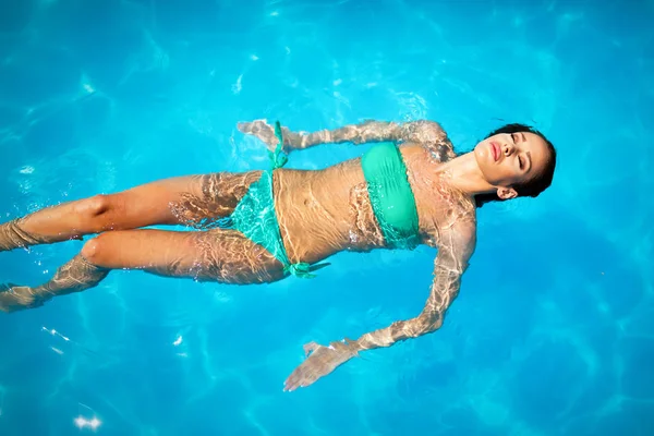 Disfruta Verano Mujer Relajándose Agua Piscina Una Hermosa Mujer Flotando — Foto de Stock