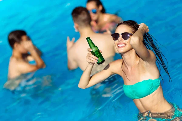 Grupo Amigos Divertindo Piscina Durante Férias Verão — Fotografia de Stock