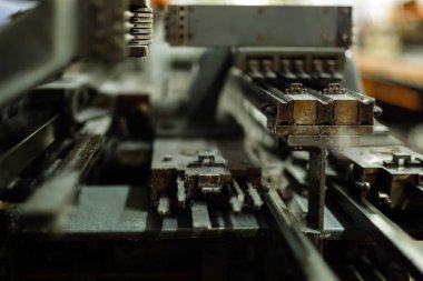 Eski tozlu örgü makinesi işlevi fabrikasında