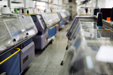 Modern tekstil fabrikasında bilgisayarlı plakalı makinalar