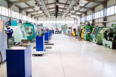 Cnc makine ve işçi endüstriyel fabrika