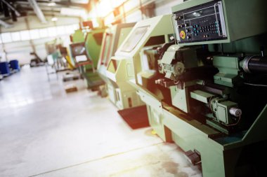 Cnc makine ve işçi endüstriyel fabrika