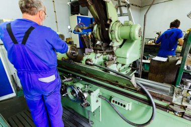 Metal fabrikasında çalışmaya iki akıllı teknisyen