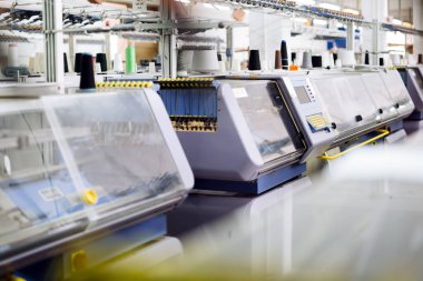 Modern tekstil fabrikasında bilgisayarlı plakalı makinalar