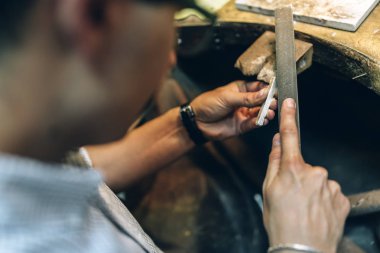 Genç ve akıllı şirin Kuyumcu Takı oluşturma