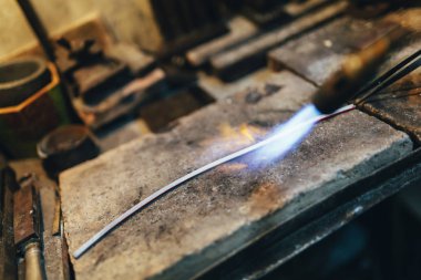 Uygun sıcaklık kadar Isıtma tarafından metal işleme kuyumcu