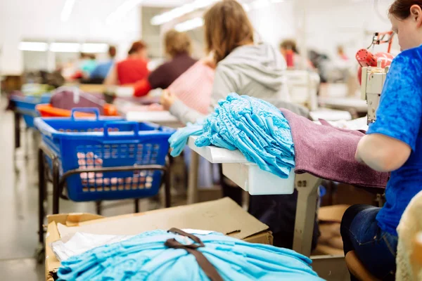 Trabalhadores Que Trabalham Indústria Têxtil Sentados Máquinas Costura — Fotografia de Stock