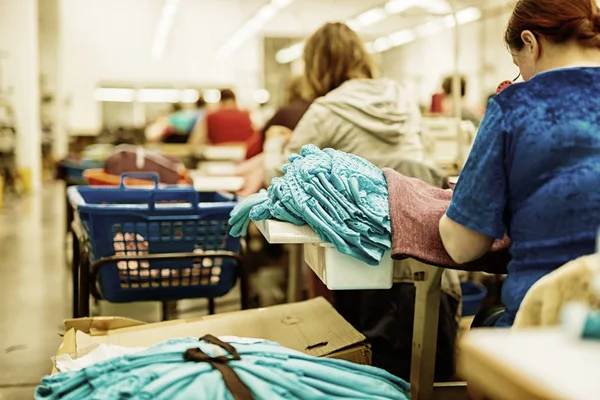 Trabalhadores Que Trabalham Indústria Têxtil Sentados Máquinas Costura — Fotografia de Stock