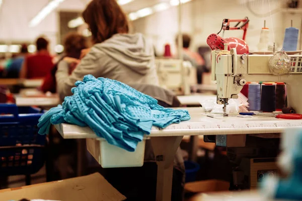 Trabalhadores Que Trabalham Indústria Têxtil Sentados Máquinas Costura — Fotografia de Stock