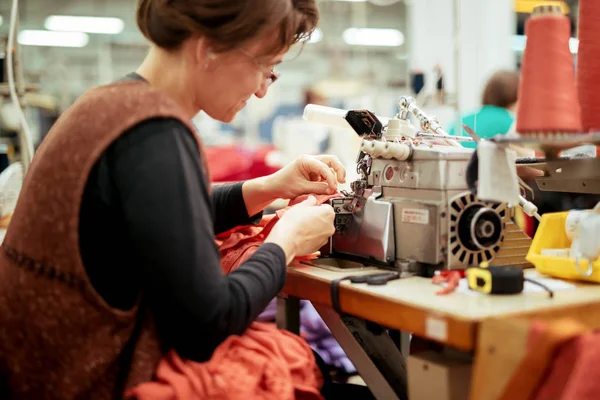 Donna Che Lavora Una Macchina Cucire Nell Industria Tessile — Foto Stock