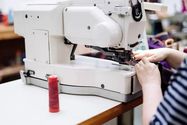Mujer Trabajando Una Máquina Coser Industria Textil — Foto de Stock
