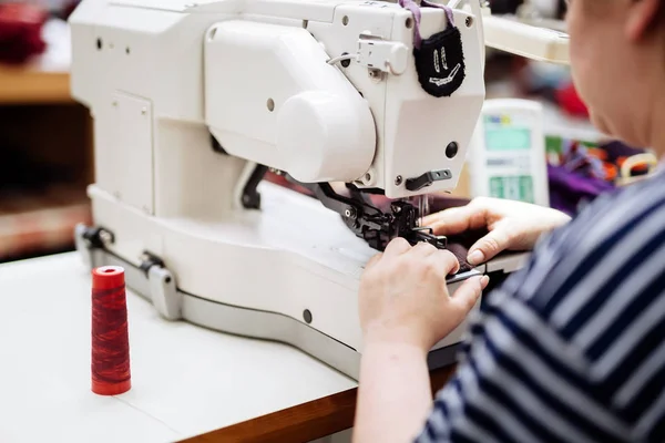 Mujer Trabajando Una Máquina Coser Industria Textil —  Fotos de Stock