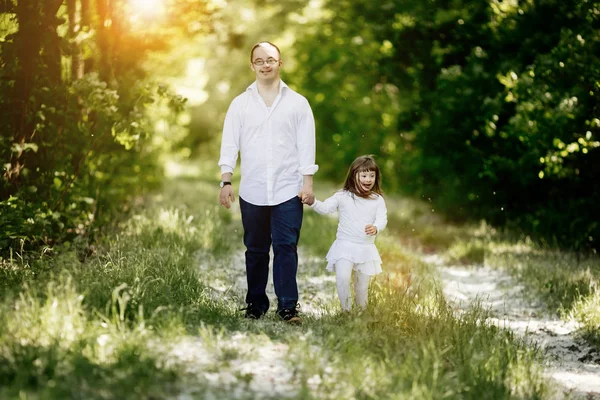 Lidé Downovým Syndromem Jsou Stejně Spokojeni Procházky Přírodě — Stock fotografie