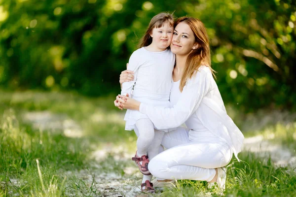 Bambino Con Sindrome Godendo Gioco All Aperto Con Sorella — Foto Stock