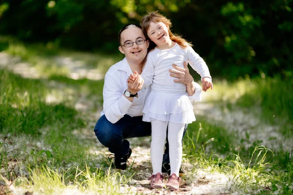 Persone Con Sindrome Sono Ugualmente Felici Camminando Nella Natura — Foto Stock