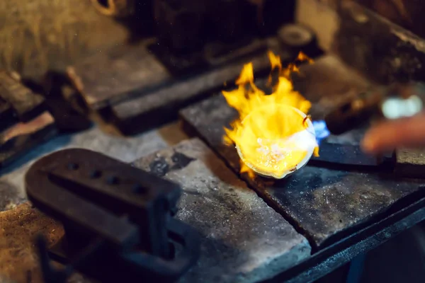 Goldschmied Schmilzt Metall Flüssigen Zustand — Stockfoto