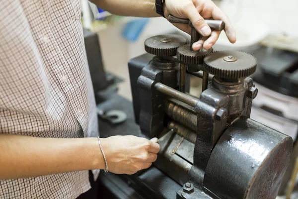 Goldsmith Menggunakan Mesin Untuk Membuat Pengencer Logam — Stok Foto