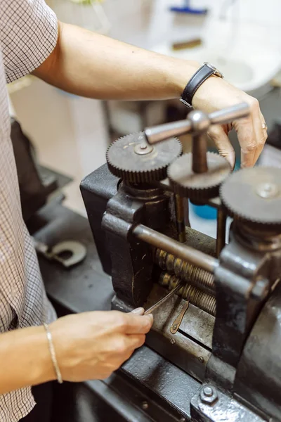 Goldsmith Using Machine Make Metal Thinner — Stock Photo, Image