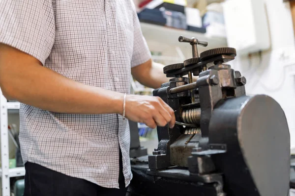 Goldsmith Using Machine Make Metal Thinner — Stock Photo, Image