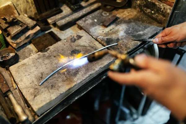 Joyero Que Procesa Barra Metálica Calentándola — Foto de Stock