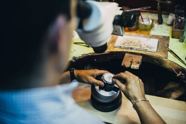 Perhiasan Profesional Yang Bekerja Pada Sepotong Logam Menggunakan Perangkat Optik — Stok Foto