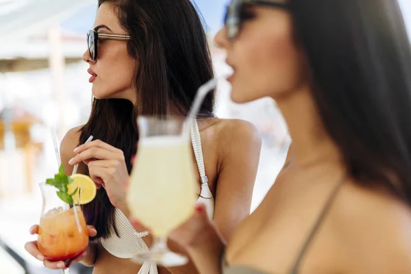 Hermosas Mujeres Playa Soleada Disfrutando Cócteles — Foto de Stock