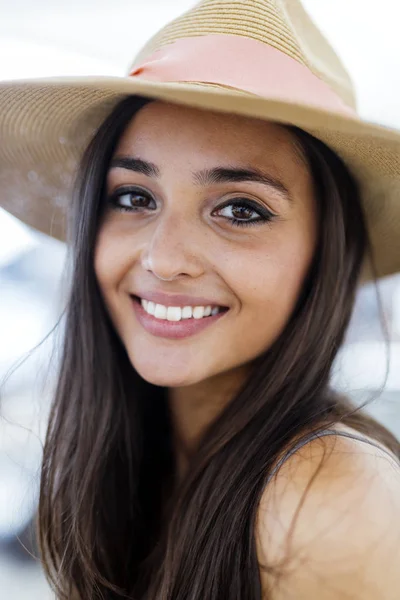 Bonito Bonito Jovem Mulher Chapéu Sorrindo Livre — Fotografia de Stock