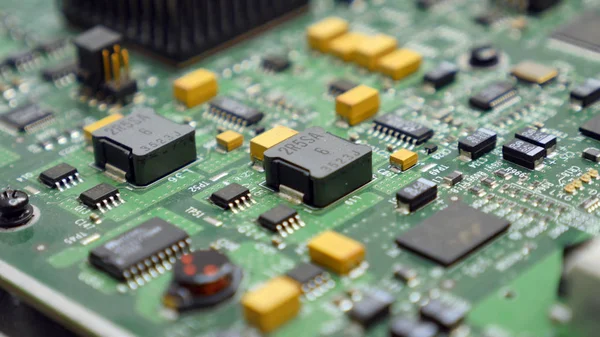 Detalhe Uma Placa Circuito Impresso Eletrônico Com Muitos Componentes Elétricos — Fotografia de Stock