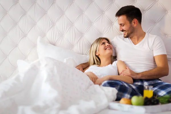 若い幸せなカップルの寝室でロマンチックな時間を有 — ストック写真