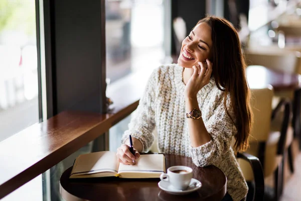 Retrato Joven Mujer Elegante Feliz Cafetería — Foto de Stock